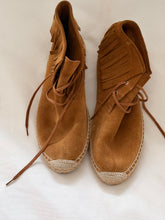 Saint Laurent suede Tan boots w/fringes