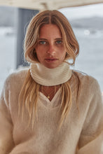 Knitted ribbed headband