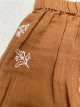 Embroderie camel sarouel
