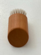 Face brush standing