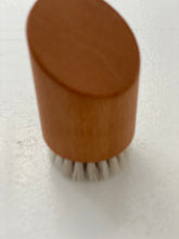 Face brush standing