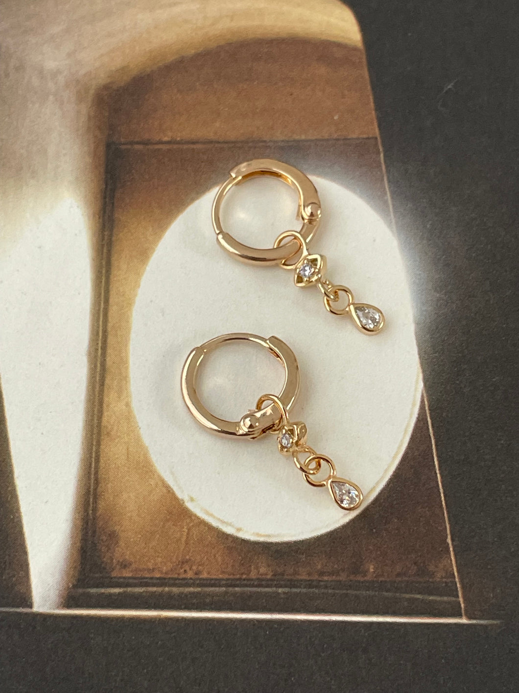 Hoop earrings with eye and stone plated gold