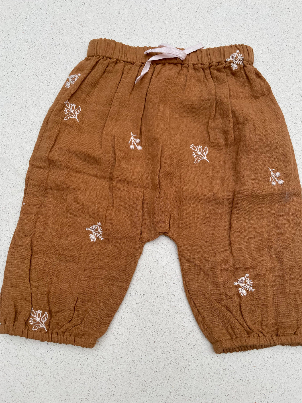 Embroderie camel sarouel