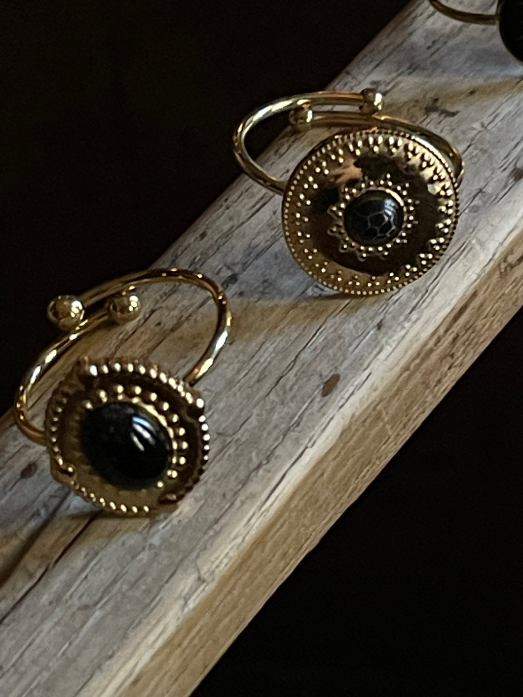 Round ring with black stone
