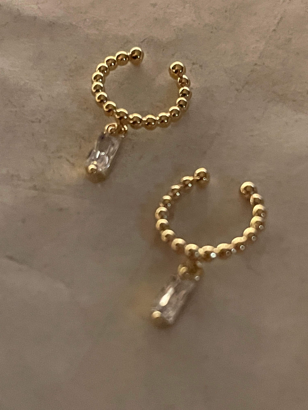 Cartilage bead earring with stone