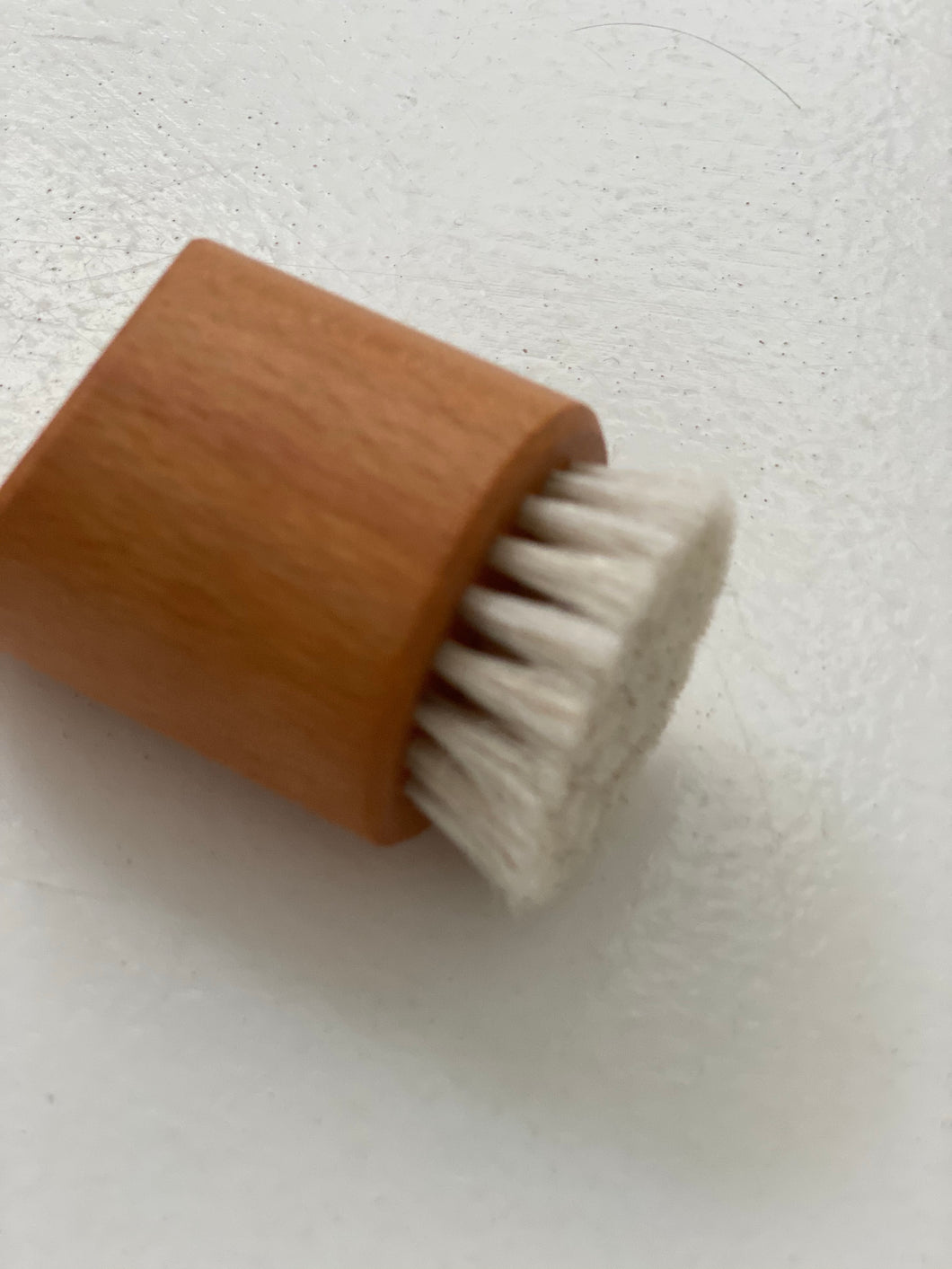 Face brush standing
