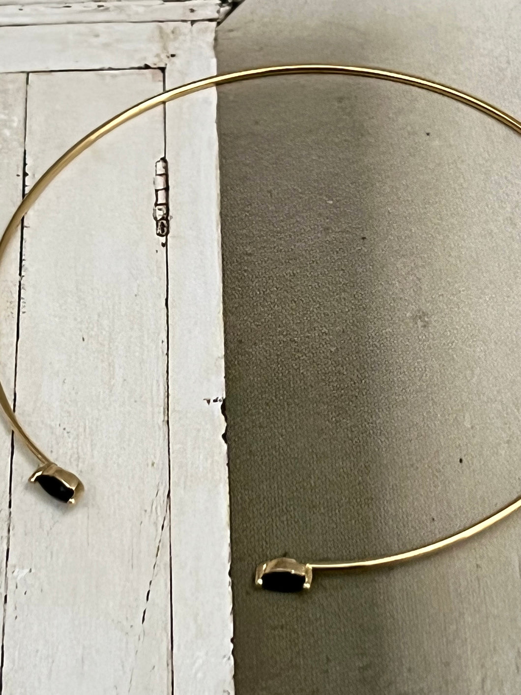 Thin bangle with joining diamond shaped stones